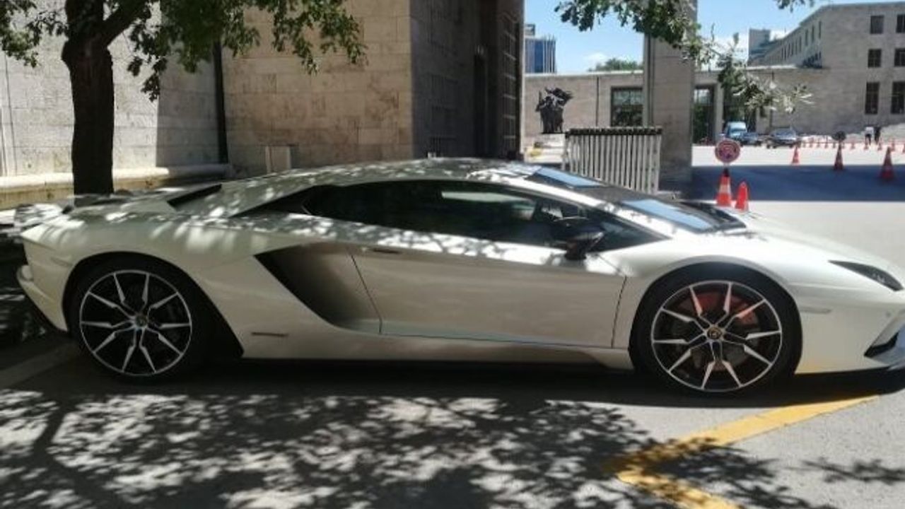 AKP'li Sofuoğlu Meclis'e Lamborghini marka aracıyla geldi
