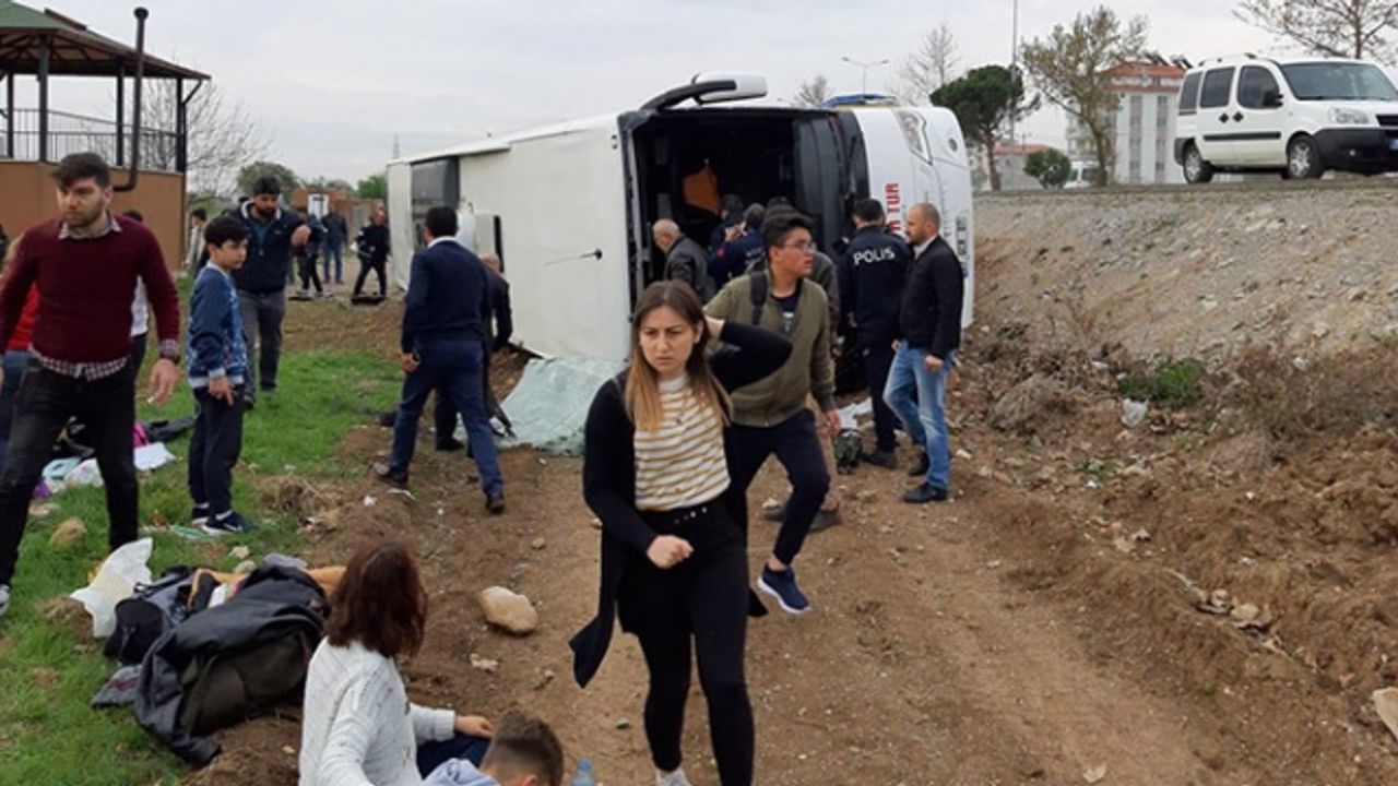 Öğrencileri taşıyan otobüs devrildi: Yaralılar var