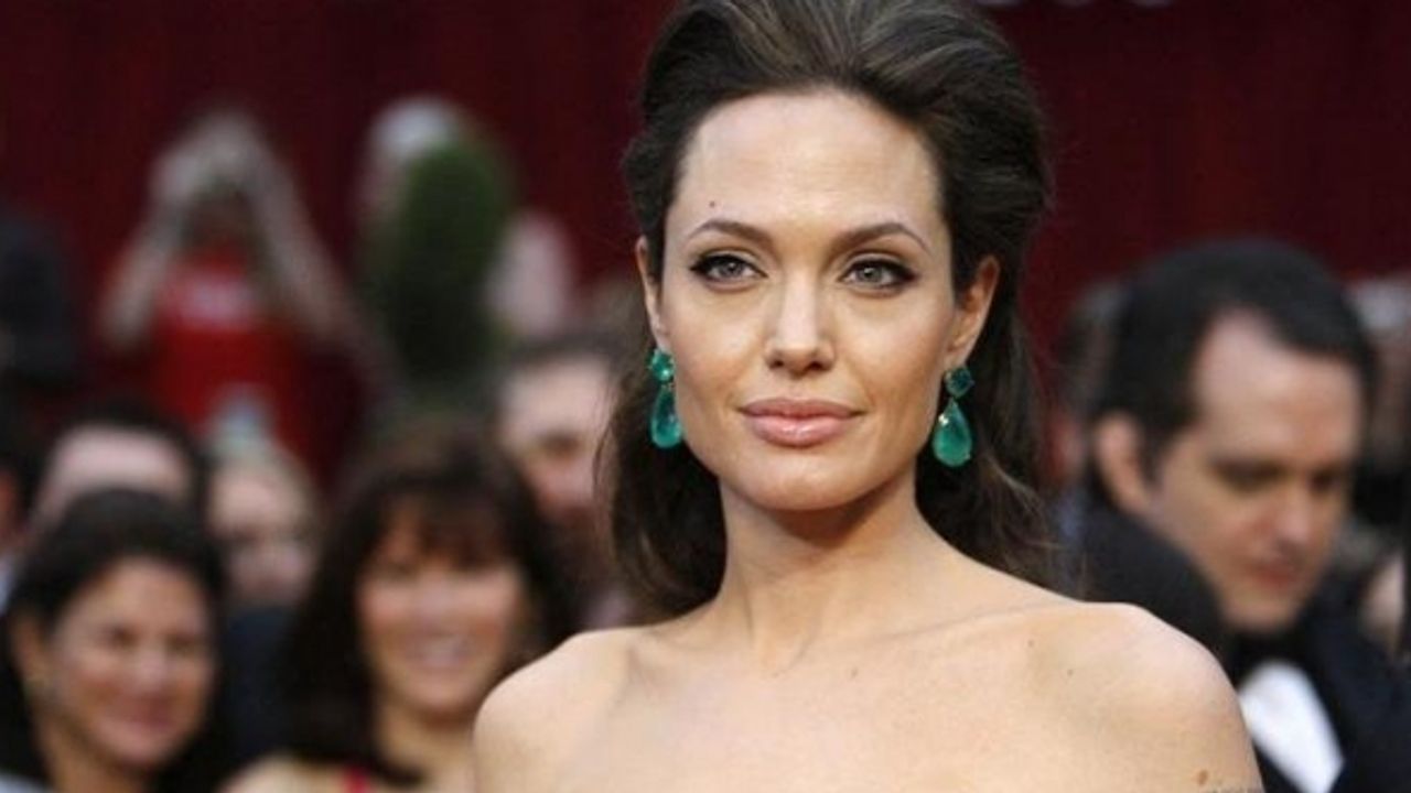 Angelina Jolie, Instagram’da rekor kırdı; Afgan bir gencin mektubunu paylaştı