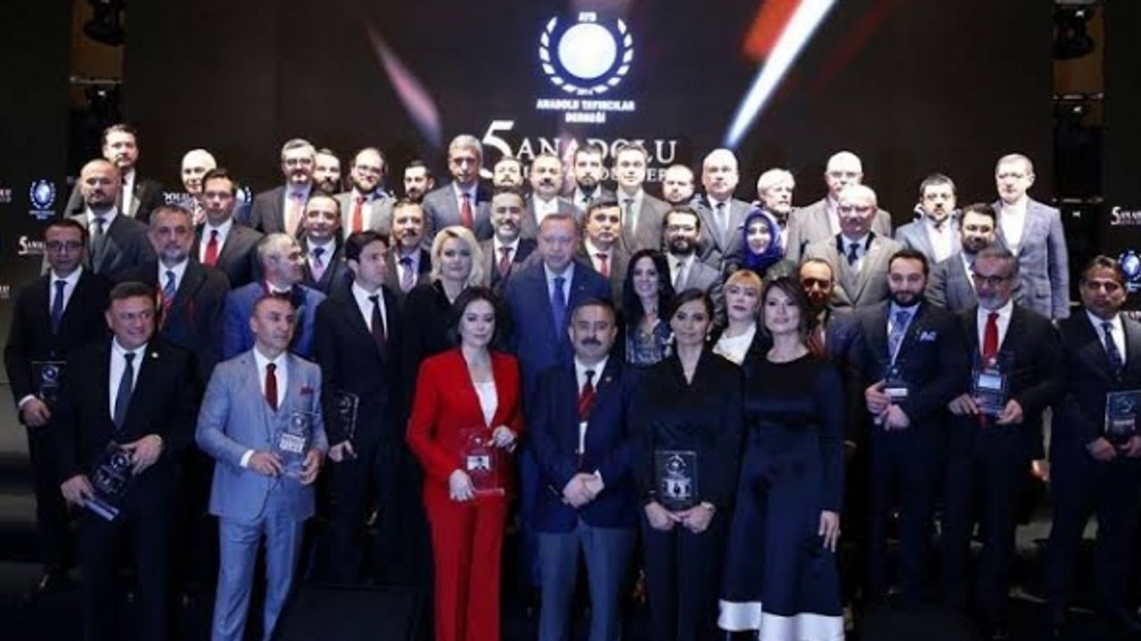 Erdoğan tarafından yılın medya ödülleri Abdulkadir Selvi, Hilal Kaplan ve Fahrettin Altun’a verildi