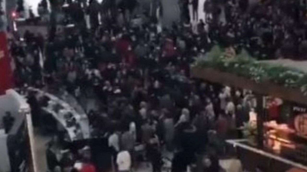 İstanbul Havalimanı'nda mahsur kalan yolculardan protesto: "Otele ihtiyacımız var"
