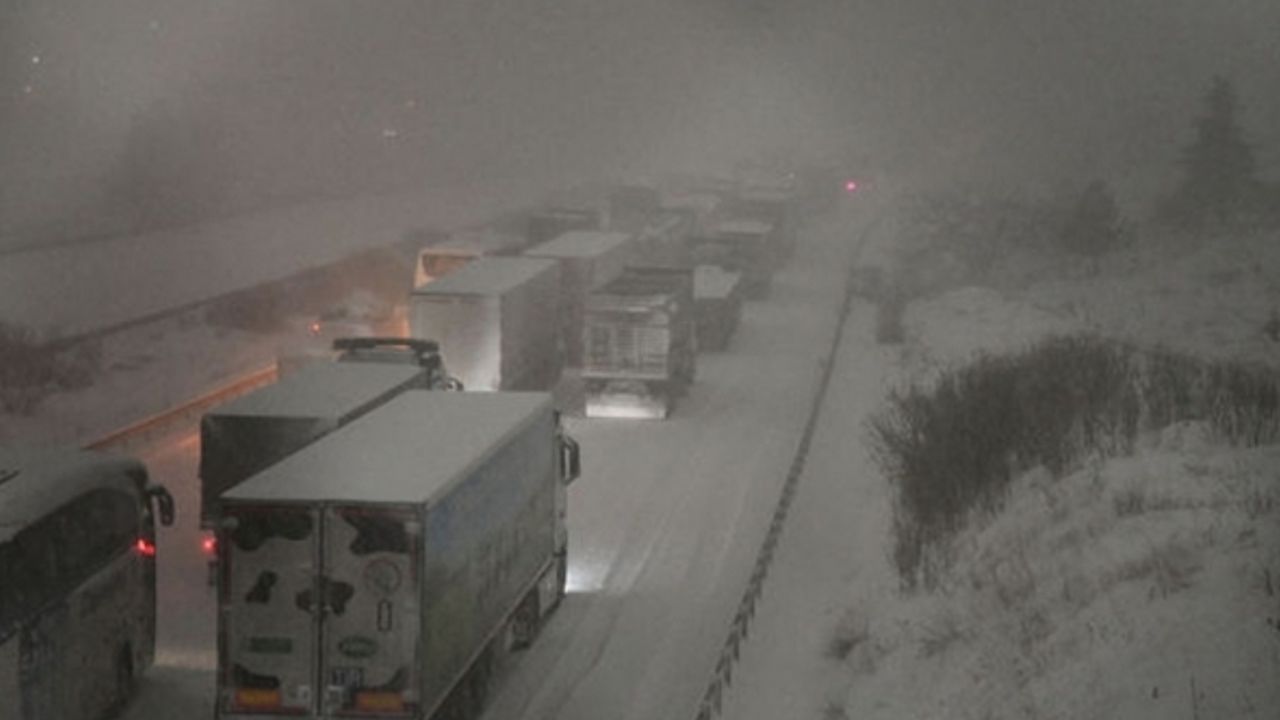 Yoğun kar nedeniyle TAG Otoyolu ulaşıma kapandı! 2 bin kişi kurtarıldı