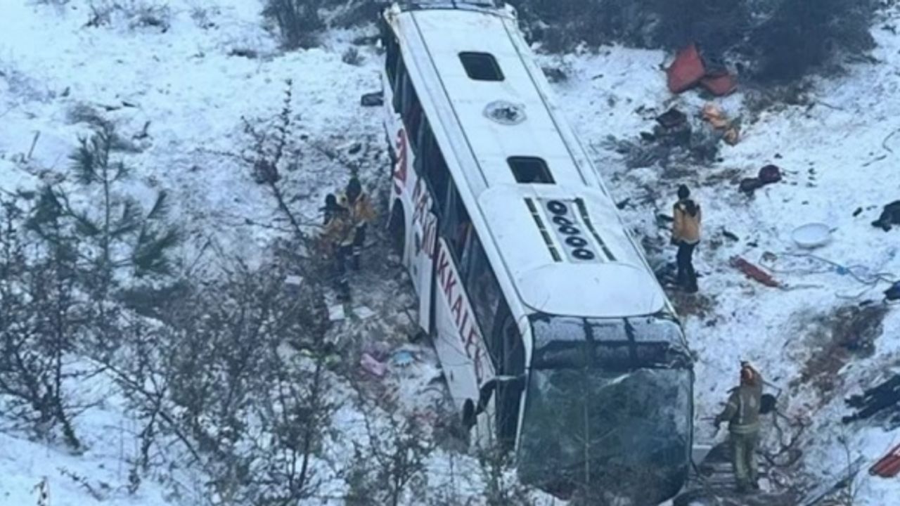 Yolcu otobüsü şarampole yuvarlandı: Ölü ve yaralılar var