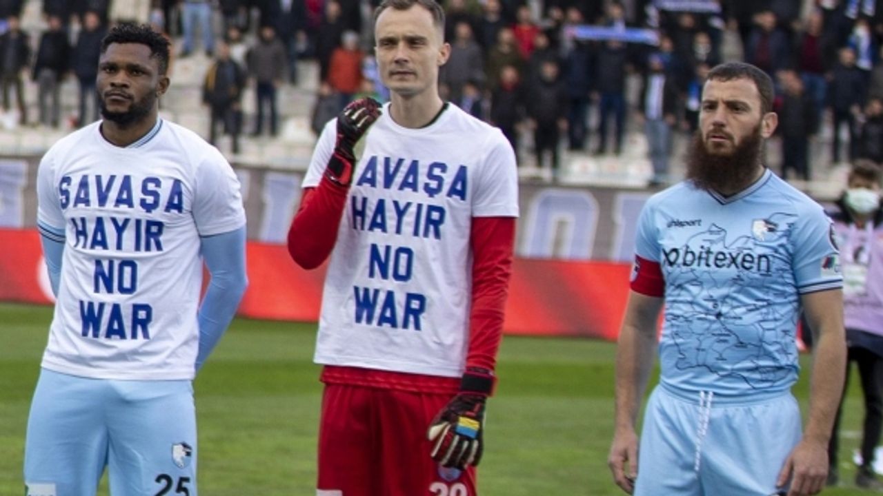 Erzurumspor'un kaptanı Aykut Demir, takıma uymadı; ''Savaşa hayır'' yazılı tişörtü giymeyi reddetti
