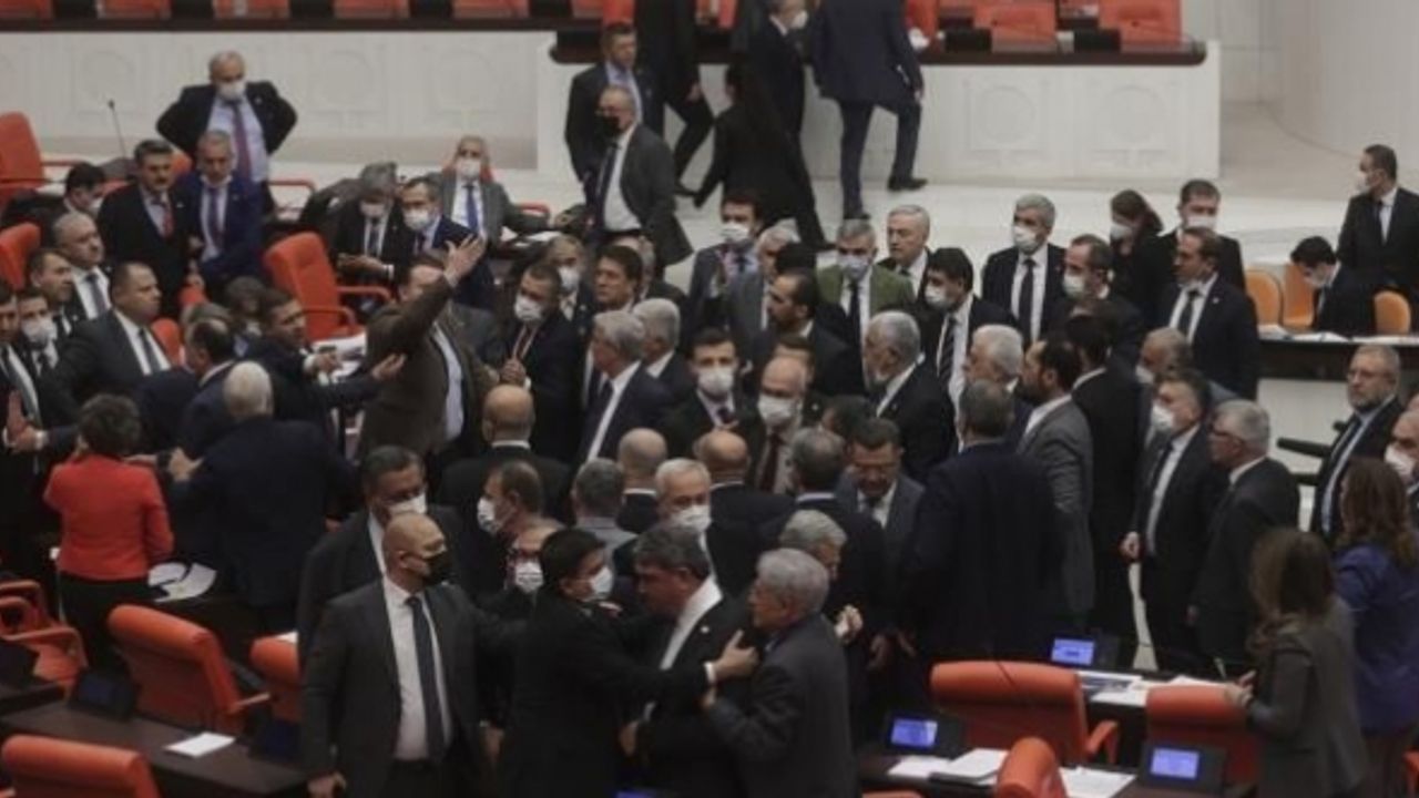 Meclis'te kavga: MHP’li vekilden CHP’li vekile yumruklu saldırı