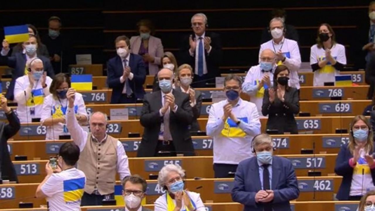 Zelenski, Avrupa Parlamentosu'nda ayakta alkışlandı: AB bizimle olduğunu kanıtlamalıdır