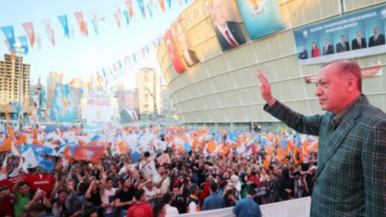 Duman’ın şarkısı ile sahneye çıkan Erdoğan, Meral Akşener’i hedef aldı: Buradan ilk sinyali veriyorum