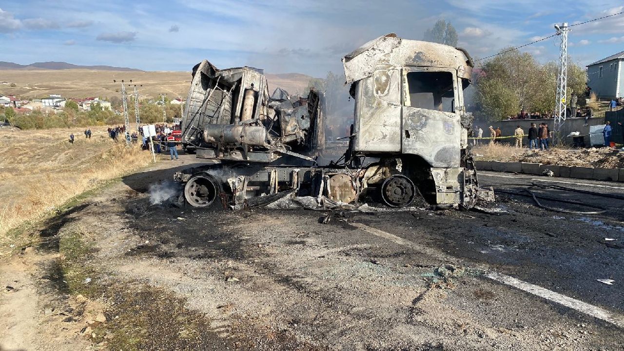 Ağrı'da yolcu otobüsü ile yakıt yüklü bir tanker çarpıştı: Ölü ve yaralılar var
