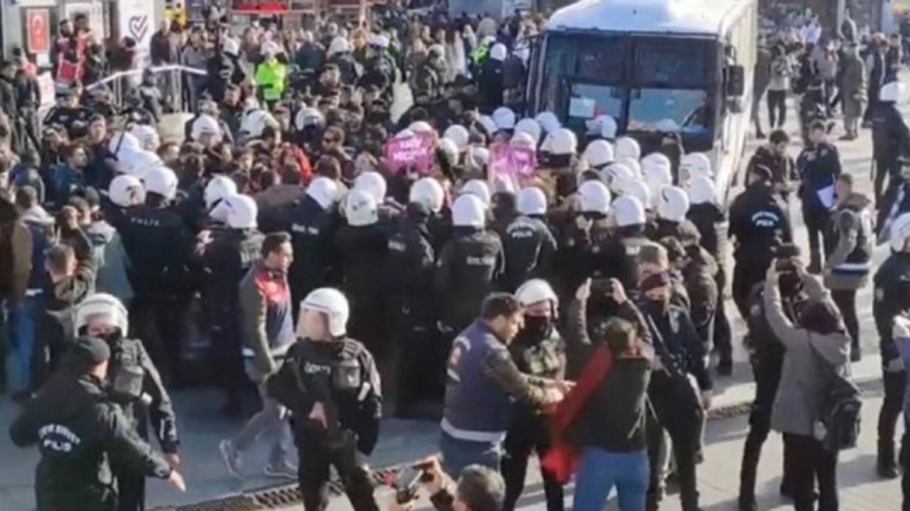 Kadıköy’deki 25 Kasım eylemi: Çok sayıda kadın gözaltında