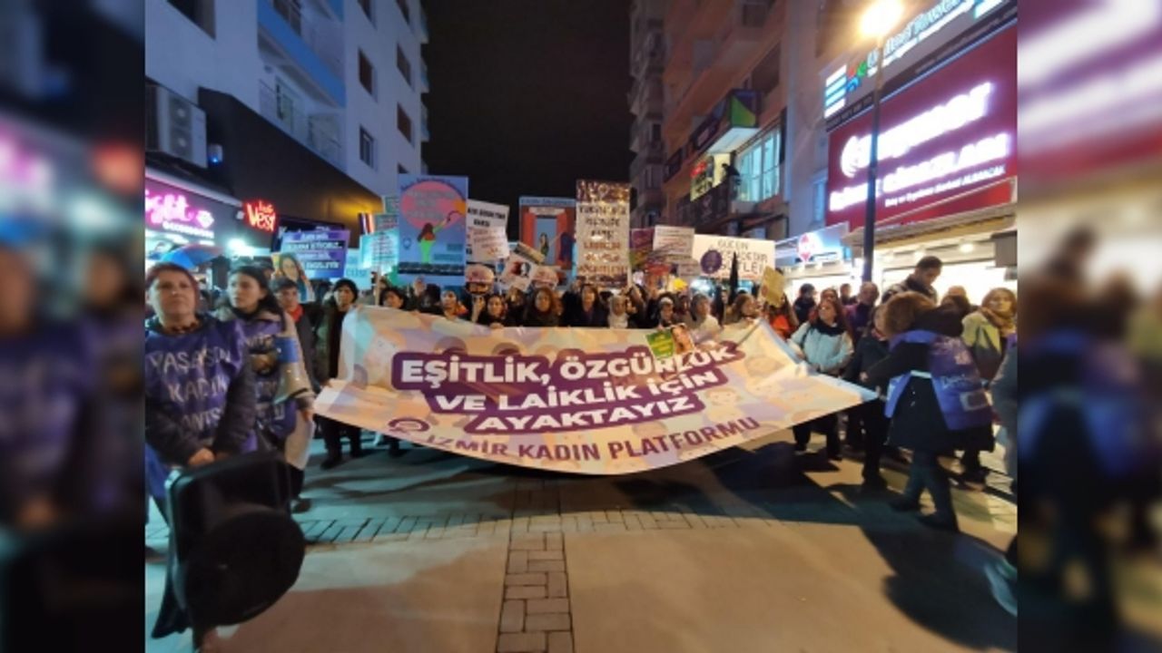 Kadınlar İzmir’de şiddete karşı yürüdü