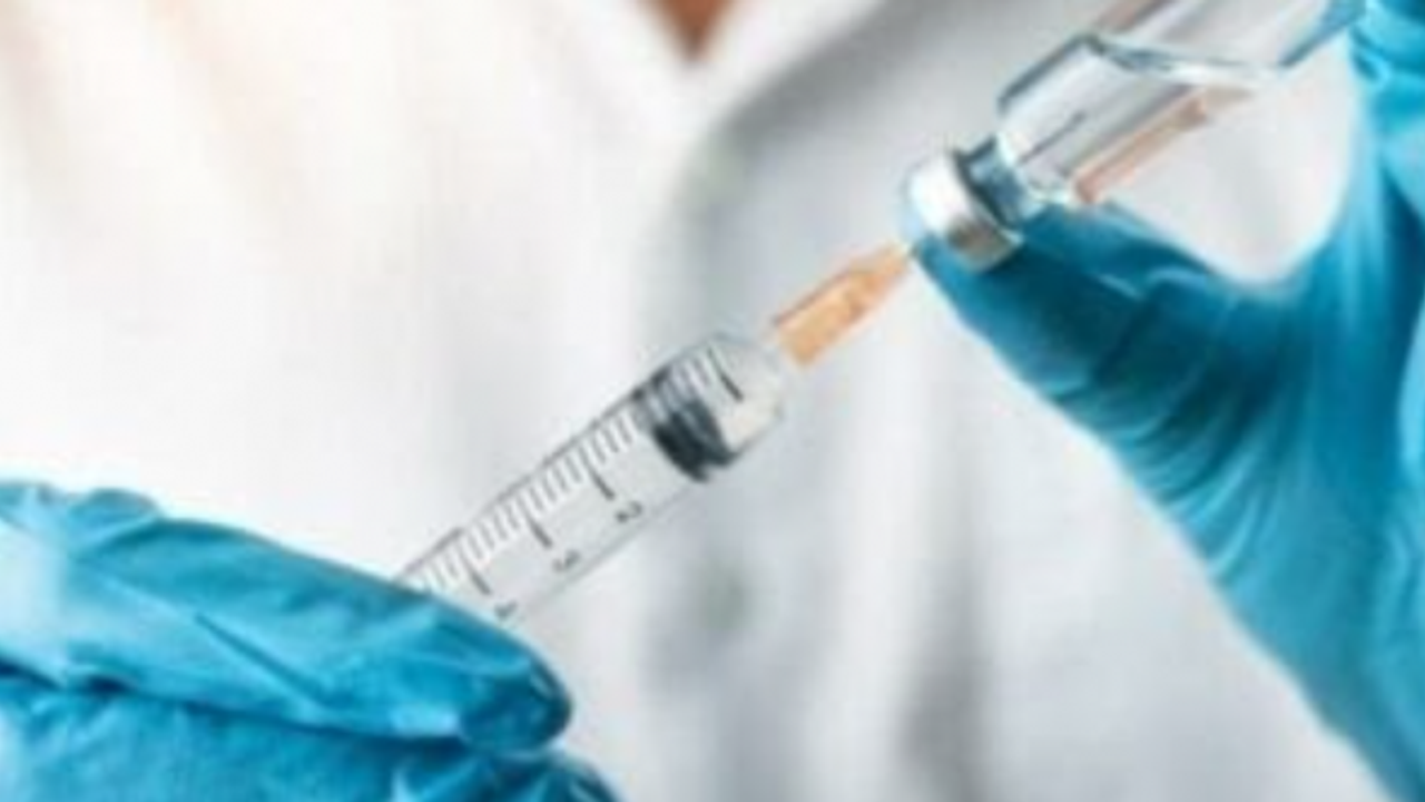 Covid: İlk aşıdan bu yana iki yıl geçti, aşıların etkinliği ve yan etkileri konusunda neler biliniyor?