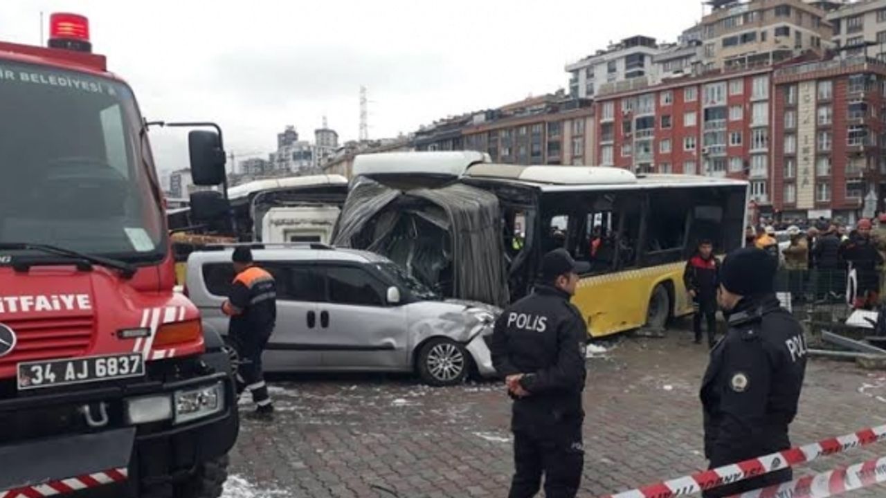 İETT otobüsü ile tramvay çarpıştı: 4'ü ağır 19 yaralı