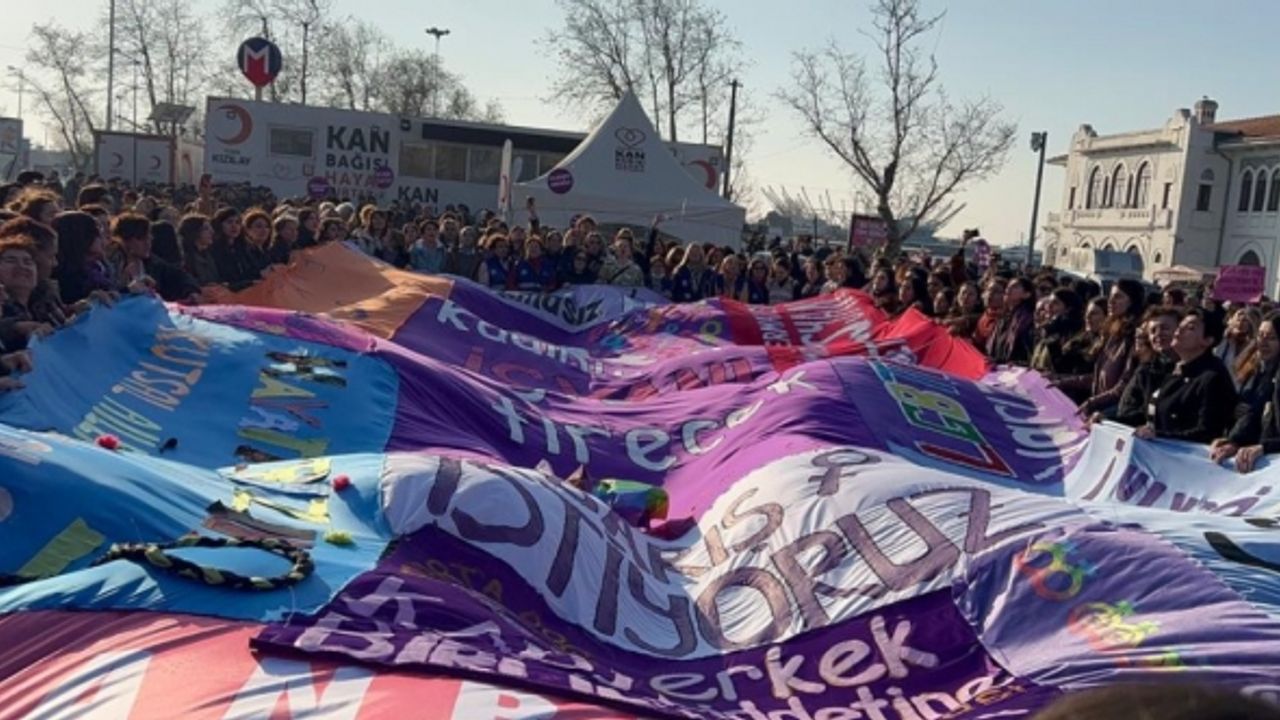 Kadınlar Kadıköy’den seslendi: 2023 Cumhurbaşkanının değiştiği hiçbir kadının eksilmediği yıl olsun