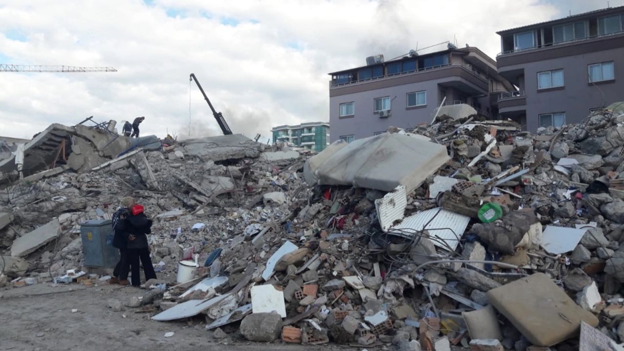 Prof. Ahmet Ercan enkaz altında kaç kişi olduğunu ve deprem sürecindeki hataları tek tek yazdı