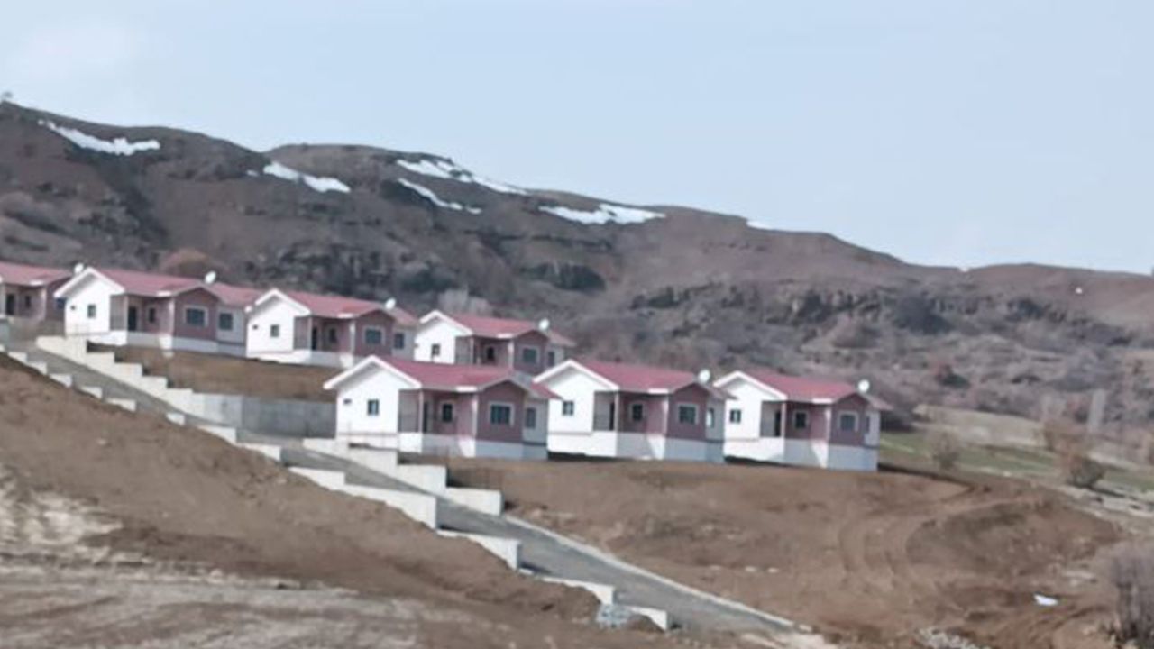 Elazığ depremi sonrası evlerin yapımı bitmeden konteynerler depremzedelerden alınıp başka depremzedelere verildi