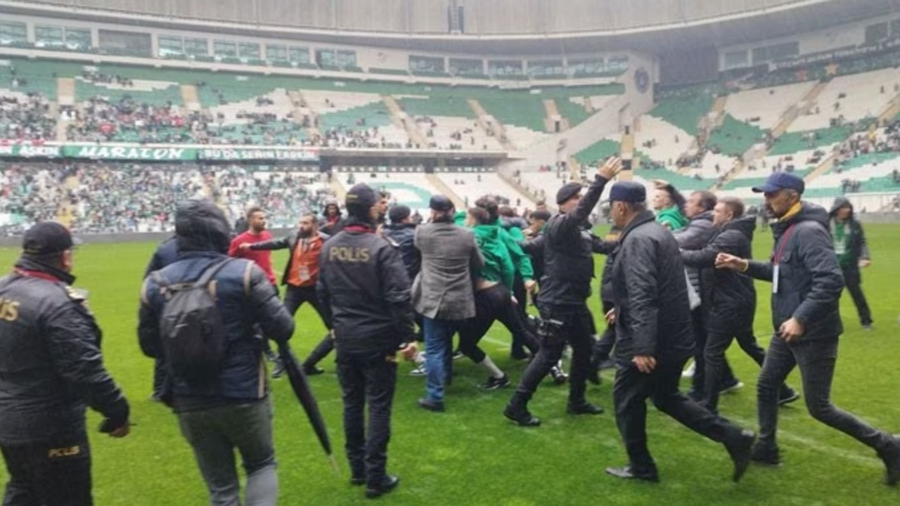 Bursa’da Amedspor’a saldırı girişimi! “Yeşil”in pankartı asıldı, sahaya kurşun atıldı