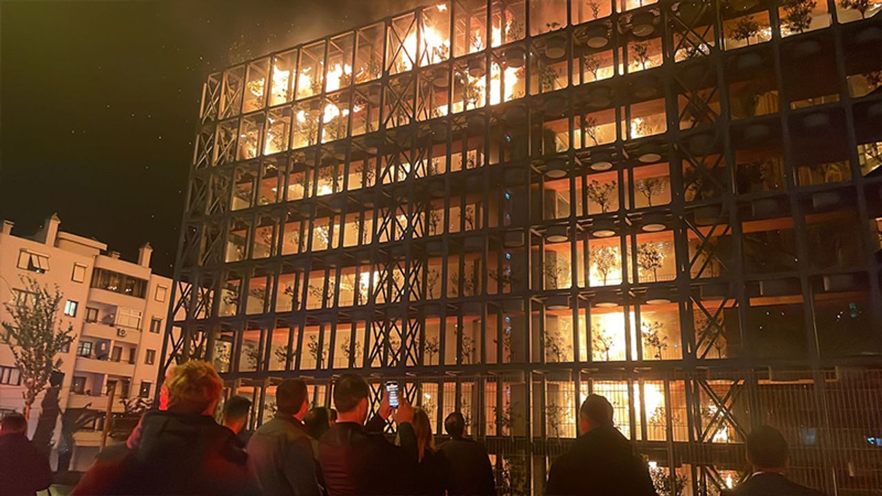 İzmir’de 8 katlı bir binada yangın! Valilik açıklama yaptı
