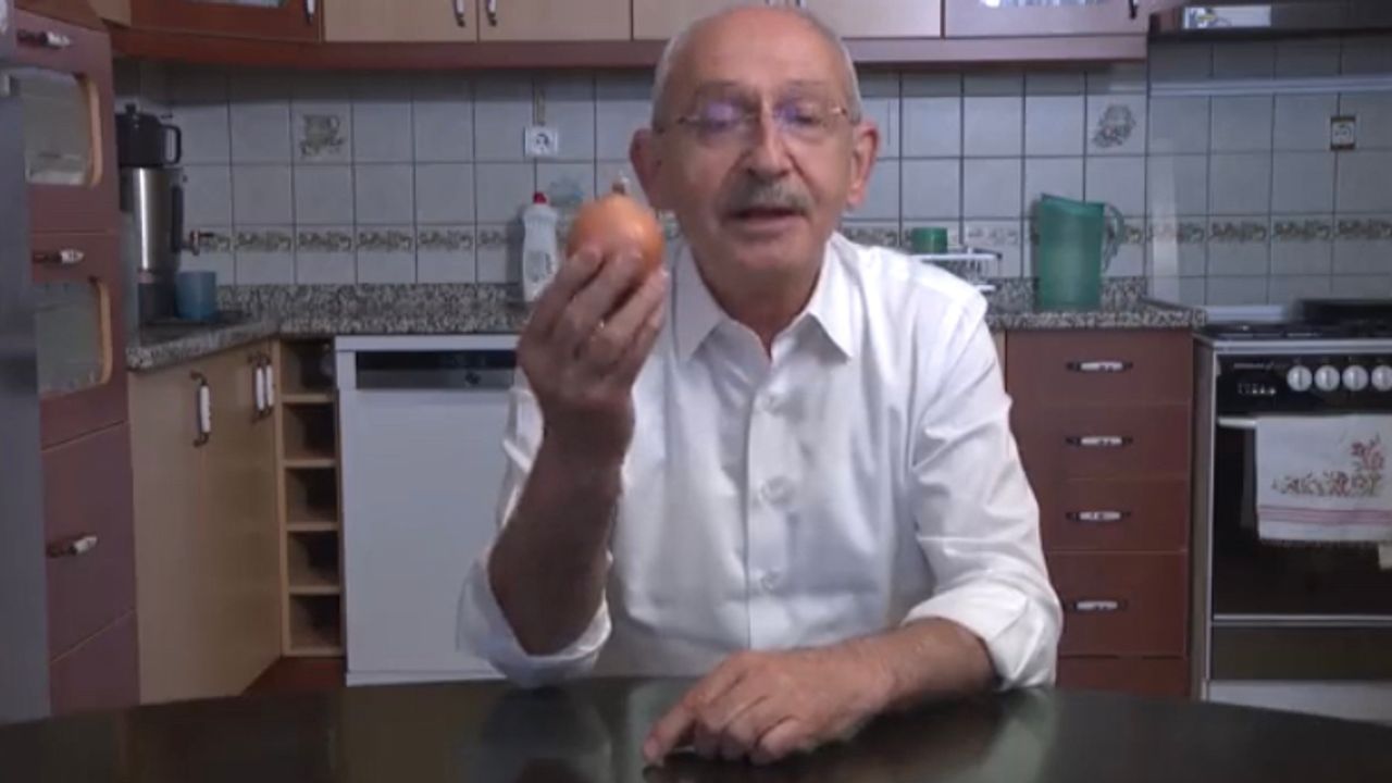 Kılıçdaroğlu mutfakta elinde soğan ile seslendi