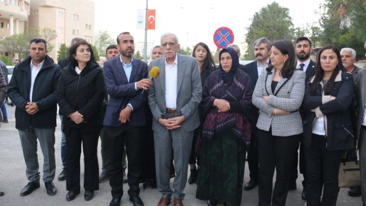 Buldan ve Türk, Şenyaşar ailesinin nöbetini ziyaret etti