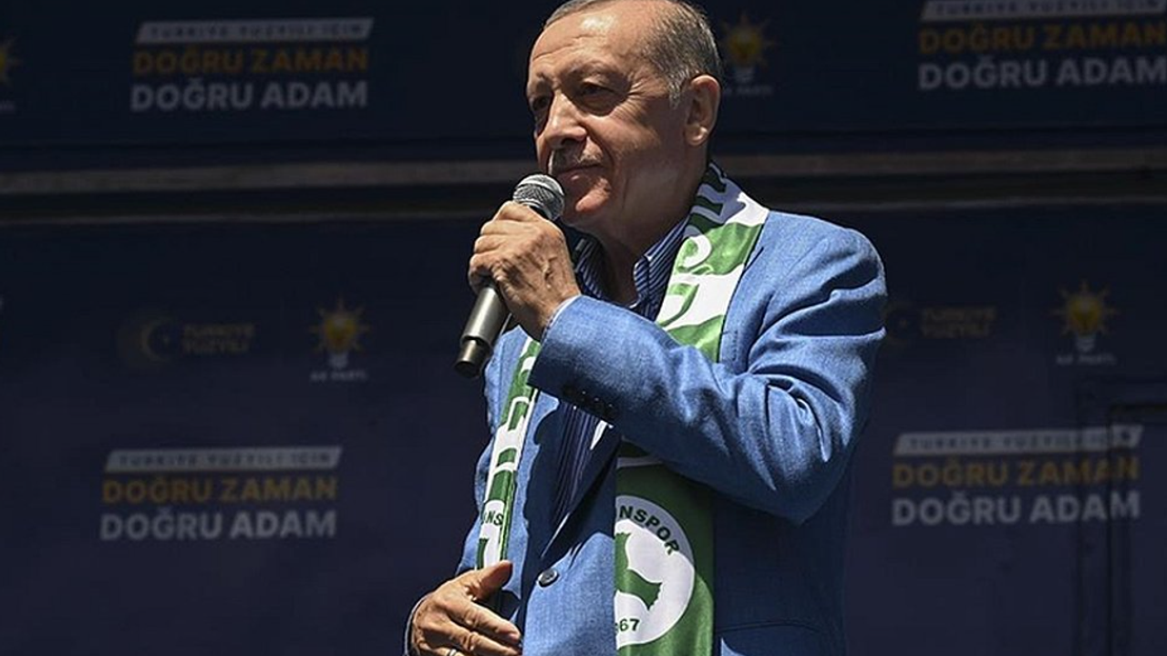 'Ne soğana ne patatese, liderinizi kurban etmezsiniz' diyen Erdoğan şarkı söyledi: Biz onu seviyoruz, çok seviyoruz