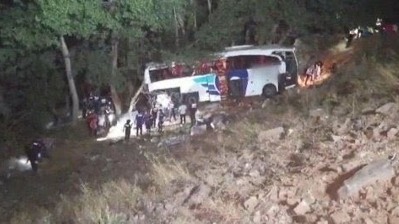 Yolcu otobüsü kaza yaptı: 12 kişi hayatını kaybetti