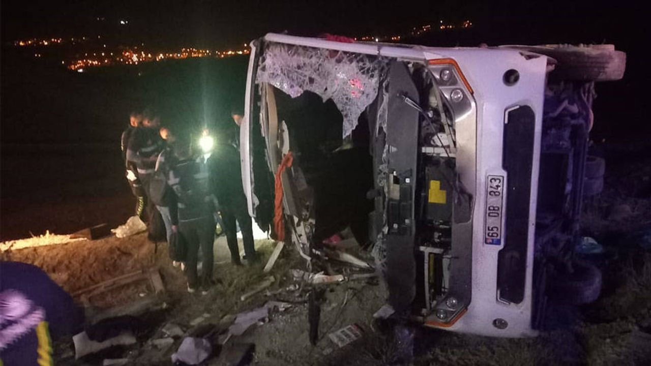 Van’da göçmenleri taşıyan araç devrildi: 5 kişi hayatını kaybetti