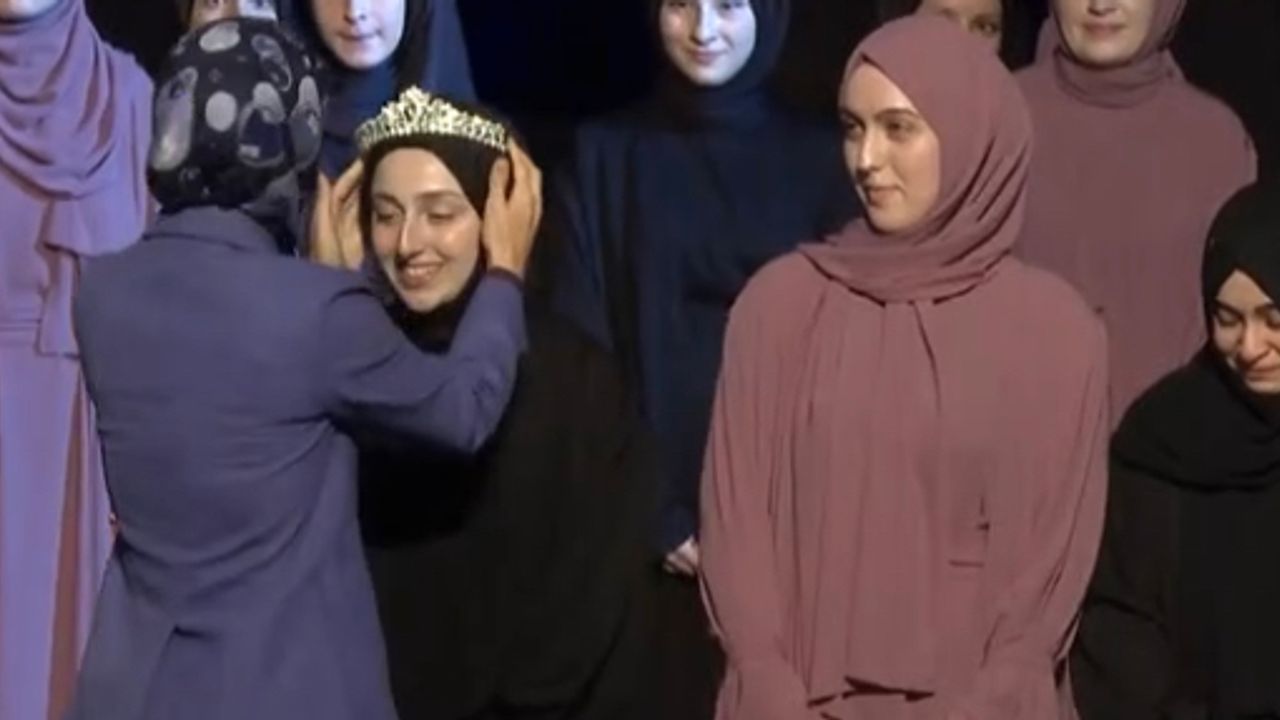 Erdoğan’ın kızı Esra Albayrak hafız kadınlara taç taktı