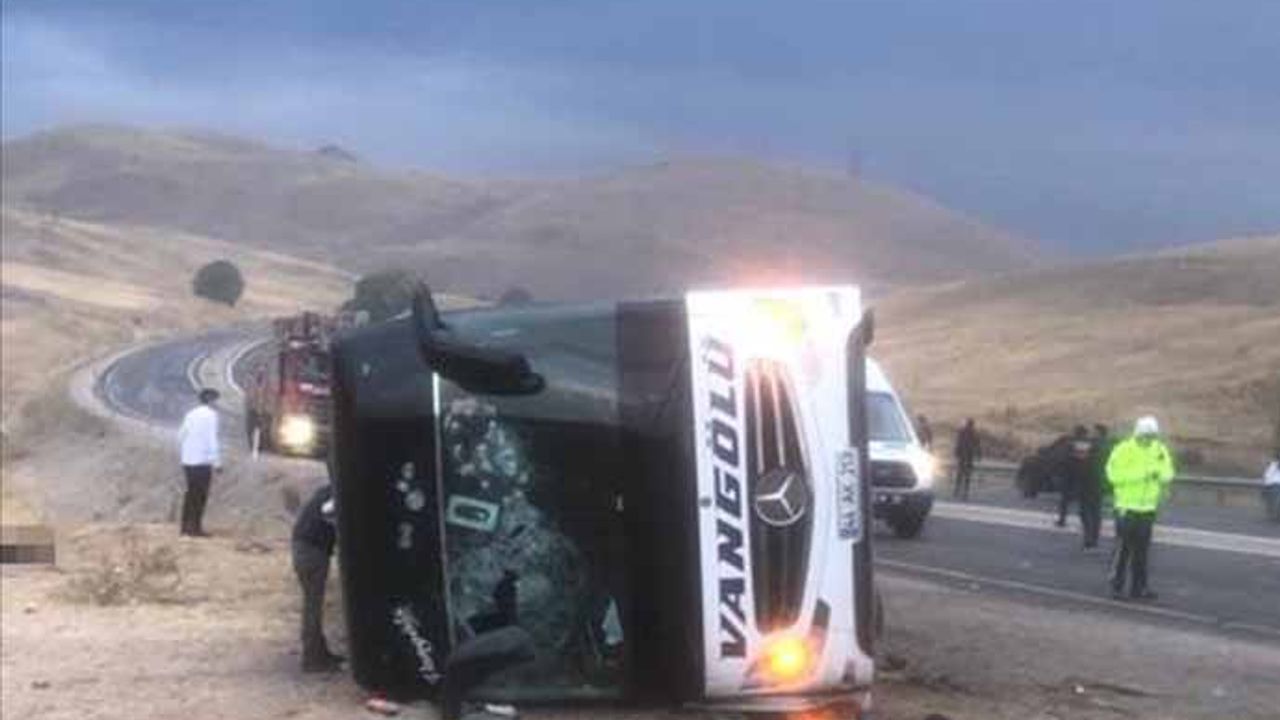 Van otobüsü kaza yaptı: 7 ölü 40 yaralı