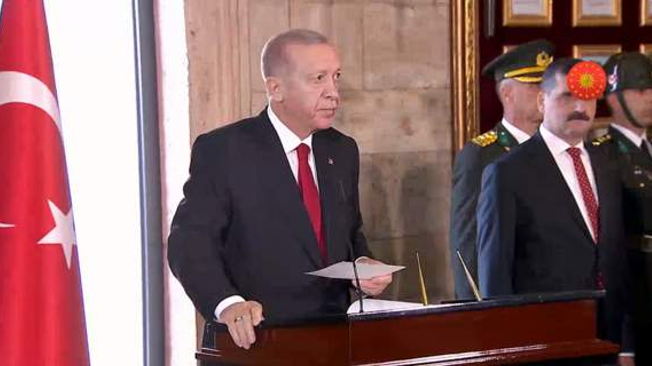 Erdoğan Anıtkabir defterine AKP’nin 21 yıllık icraatlarını yazdı: Cumhuriyet emin ellerde