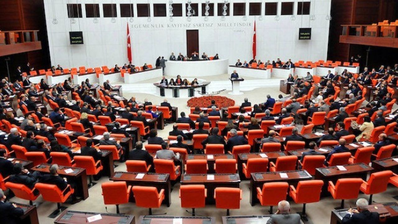 Sırrı Süreyya Önder’in sözleri üzerine İYİ Partili divan üyesi yerini terk etti; oturuma ara verildi