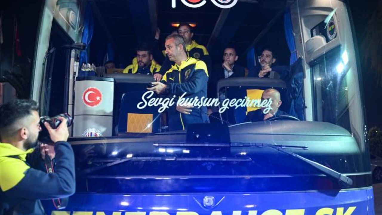 Süper Kupa krizinden sonra İstanbul’a dönen Fenerbahçe ve Galatasaray’ı taraftarlar karşıladı