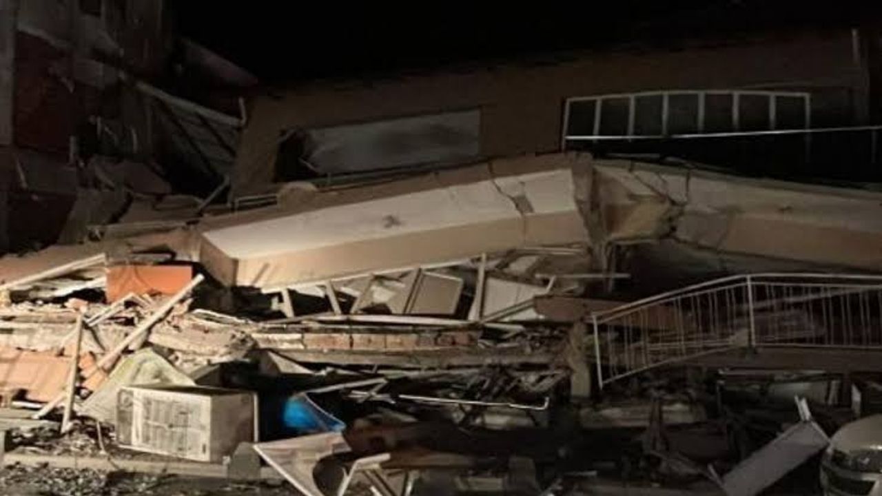 Sındırga'da 6.1 büyüklüğünde deprem meydana geldi: Beş bina yıkıldı