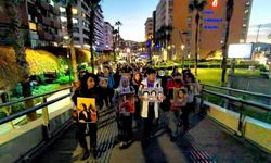 İzmir’de kadınlar, katledilen kadınlar için denize karanfil bıraktı