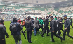 Bursa’da Amedspor’a saldırı girişimi! “Yeşil”in pankartı asıldı, sahaya kurşun atıldı