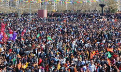 Diyarbakır'da 100 binlerce kişi Newrozu kutladı: Bu iktidarı göndereceğiz