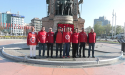DİSK Taksim Cumhuriyet Anıtı'na çelenk bıraktı