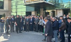 Özgür Özel’in çağrısıyla CHP’liler YSK önünde; seçim iptal edilmeli