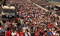 Grevdeki işçiler taleplerinin kabul edilmesi için direnişte
