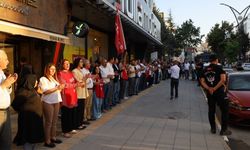 Van'da 223 işçi için insan zinciri oluşturuldu