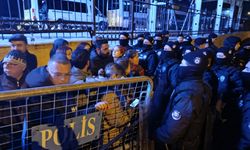 Temel Conta’da grevde olan işçilere polis müdahale etti, makineleri taşımak için tırlar fabrikaya girdi