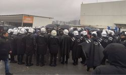 Migros depo işçilerine abluka: Yağmur altında direniş