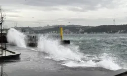 İstanbul’da yoğun sağanak yağış nedeniyle trafik kilitlendi, uçak ve deniz seferleri iptal edildi