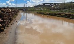 Bitlis Ahlat'ta 5 bin nüfuslu Güzelsu (Tepevang) köyünün yolu yağışlara kapandı
