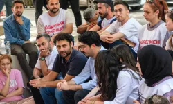 Açlık grevindeki öğretmenlerin sağlık durumu kötüleşti: İki kişi hastaneye kaldırıldı