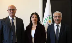 Çerçeve yasa öncesi İmralı trafiği: DEM Parti heyeti Öcalan'la görüşüyor