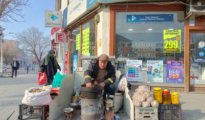 36 yıldır mısır satarak geçimini sağlayan Ağrılıların “Mehsûn abê”si