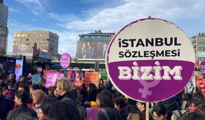 Kadınlar şiddete karşı sokakta