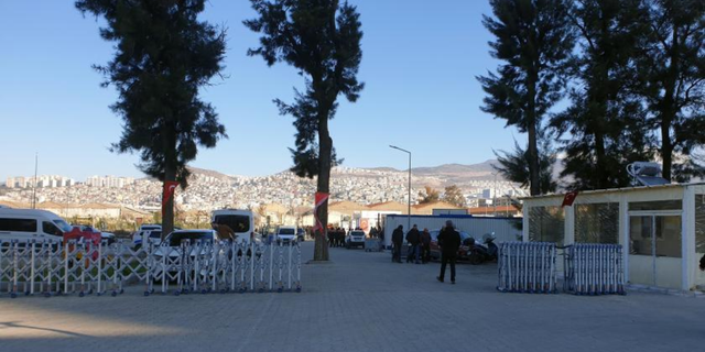 İzmir'de valilik kararıyla depremzedeler konteynerlerden çıkartılıyor