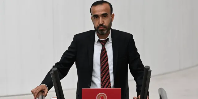 Milletvekilli seçilen Ferit Şenyaşar ilk önergeyi katledilen ailesi için verdi