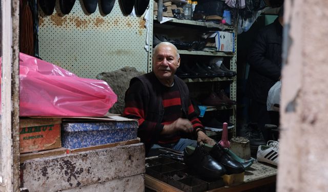 Van’da Ermeni bir ustadan öğrendiği ayakkabıcılığı 42 yıldır Diyarbakır Sur’da sürdüren Emin Usta: Herkes göç etti